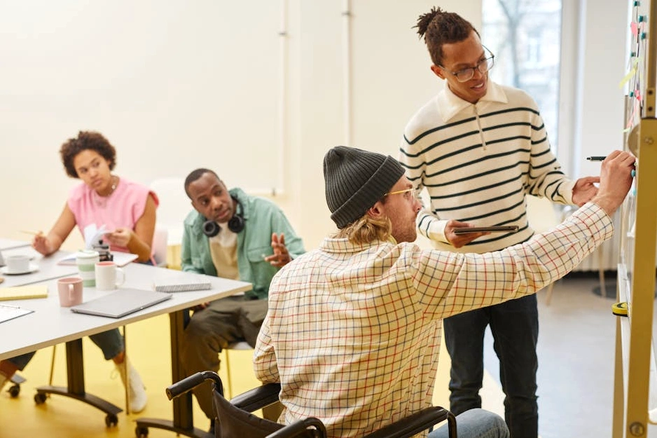 Různorodý tým profesionálů spolupracující v moderní kanceláři